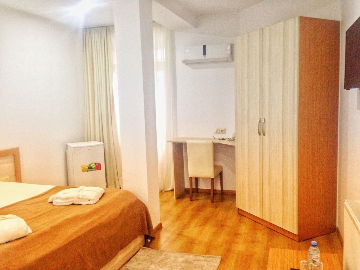 Hotel Marseille Batumi Exteriör bild